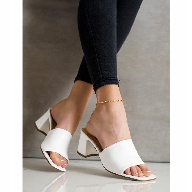 SHELOVET Papuci Albi Clasici Pe Un Bar 2