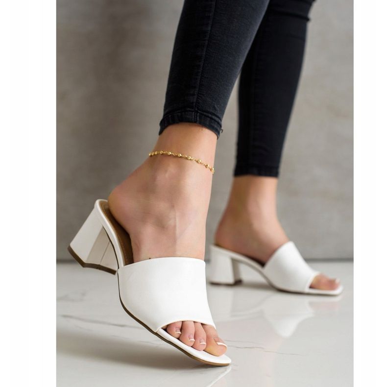 SHELOVET Papuci Albi Clasici Pe Un Bar 1