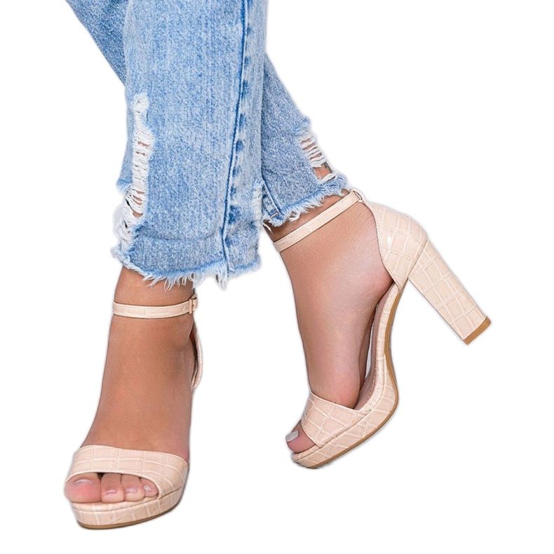 Sandale bej pe un stâlp cu model din piele de trandafir negru 1