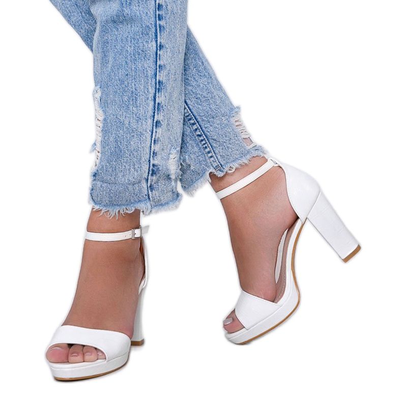 Sandale albe pe o stâlp cu model din piele de trandafir negru 1 Sandale albe pe o stâlp cu model din piele de trandafir negru 1