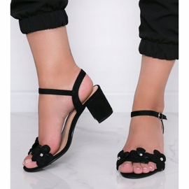 Sandale negre pe un post cu flori de Havana Mică negru 1