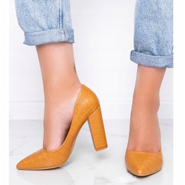 Pompă maro pe o stâlp cu motiv din piele de șarpe This Way 1