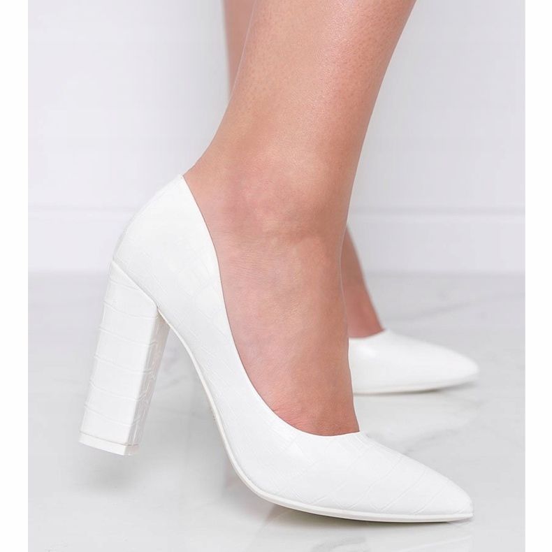 Pompele albe pe un stâlp cu un model de piele de șarpe În acest fel 1