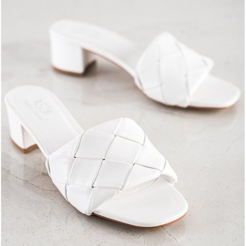 Small Swan Papuci matlasați pe un post alb 1