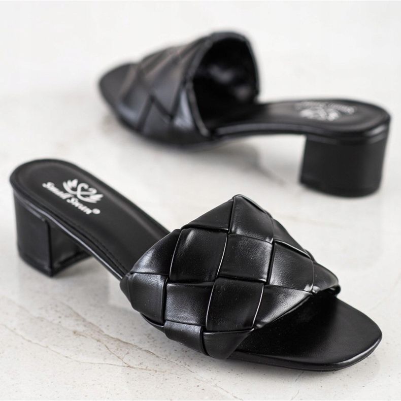 Small Swan Papuci matlasați pe un post negru 1