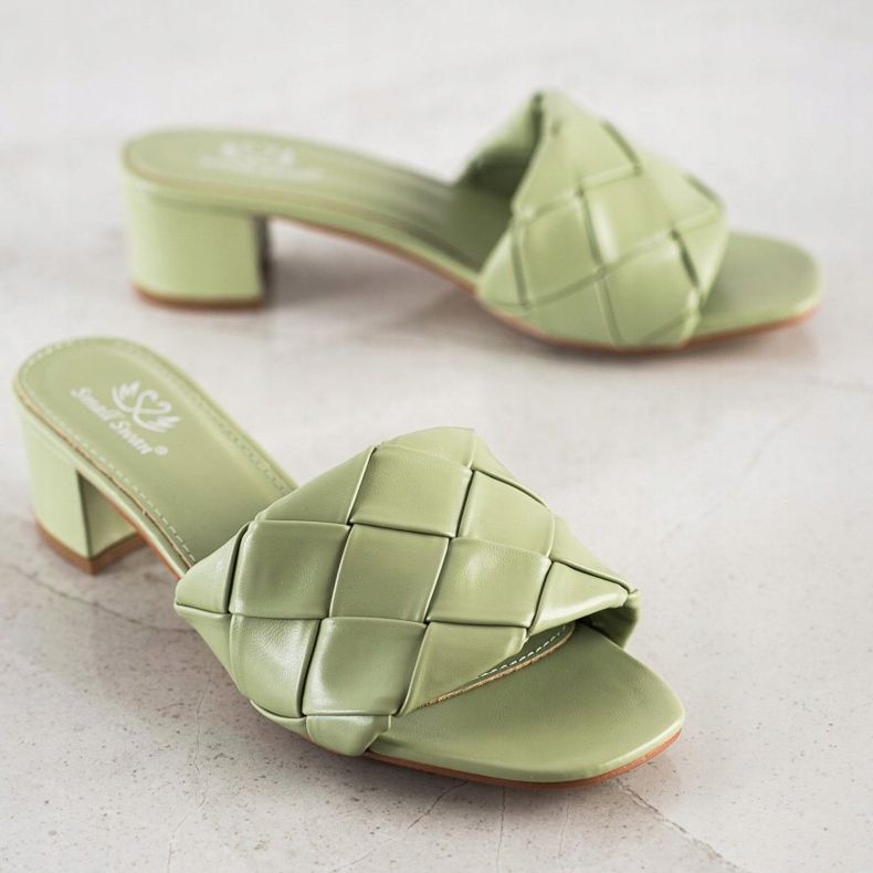 Small Swan Papuci matlasați pe un post verde 1