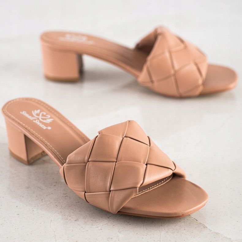 Small Swan Papuci matlasați pe un post bej 1