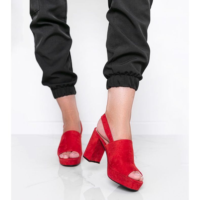 Sandalele roșii ale lui Chikie pe stâlp roșu 1 Sandalele roșii ale lui Chikie pe stâlp roșu 1