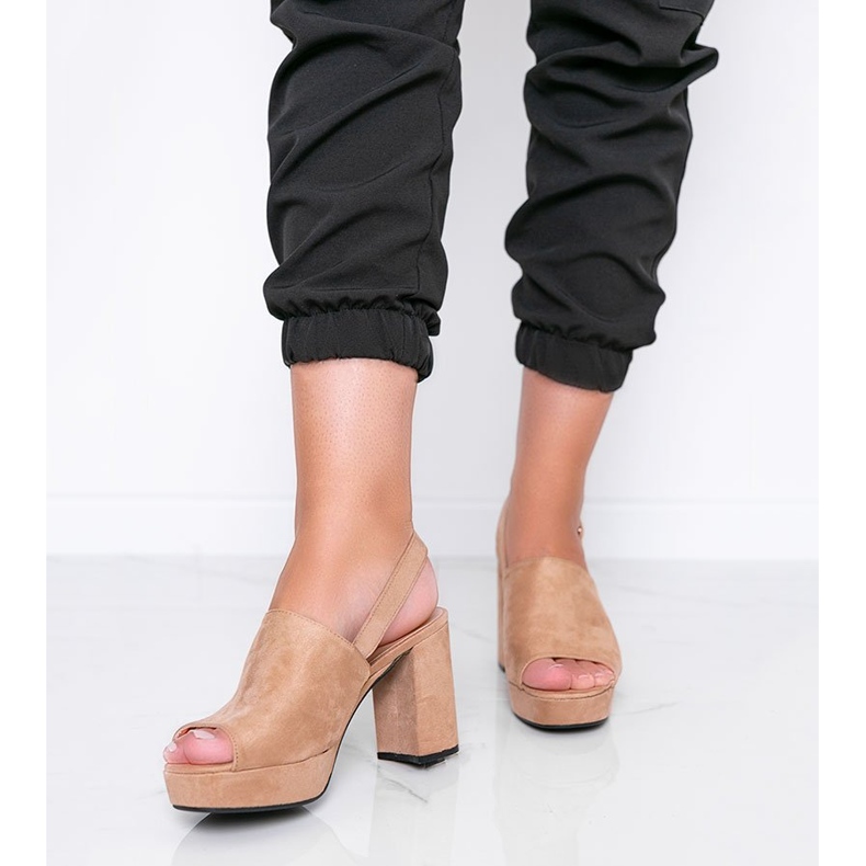 Sandale bej pe un post Chikie 1