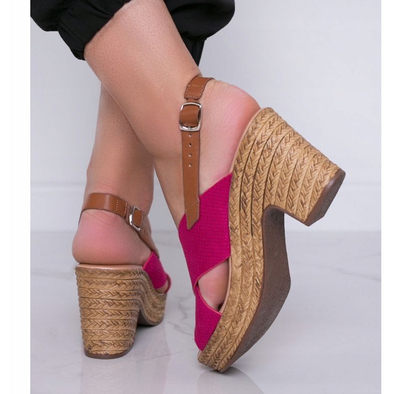 Sandale roz pe postarea Magic Woman 1