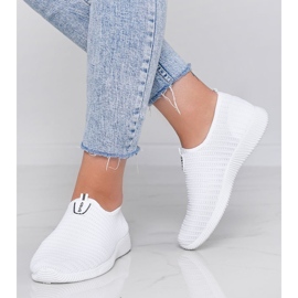 Adidași sportivi de culoare albă 1 Adidași sportivi de culoare albă 1