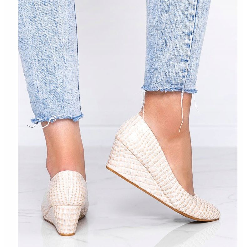 Pompele bej în model de piele de crocodil pe călcâiul cu pene Wildlife 1