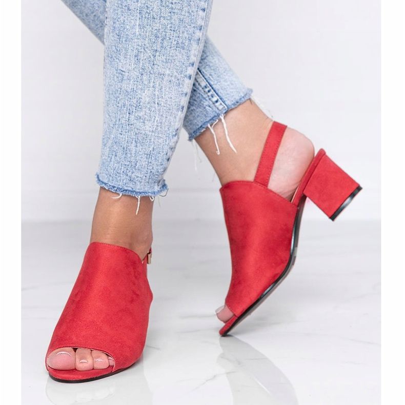 Sandale roșii pe un stâlp cu o coadă Blubbery roșu 1