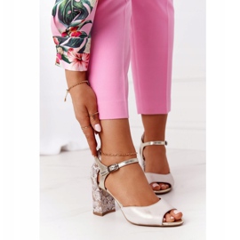 Sandale din piele pe o bară Maciejka 04956-25 Auriu bej 2