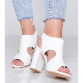 Sandale albe pe o postare Candy Style 1