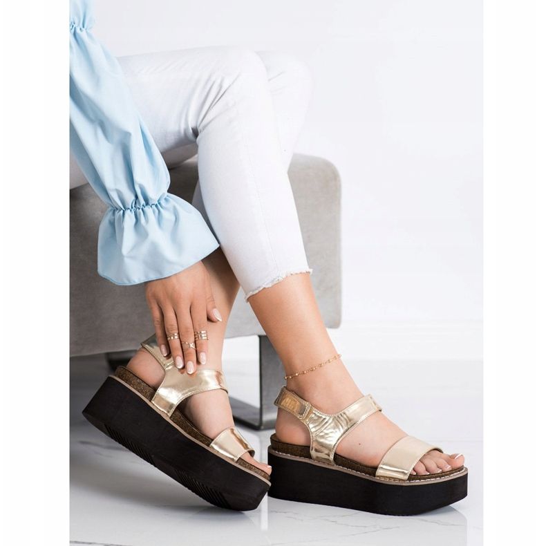 Corina Sandale pe platforma modei de aur 2