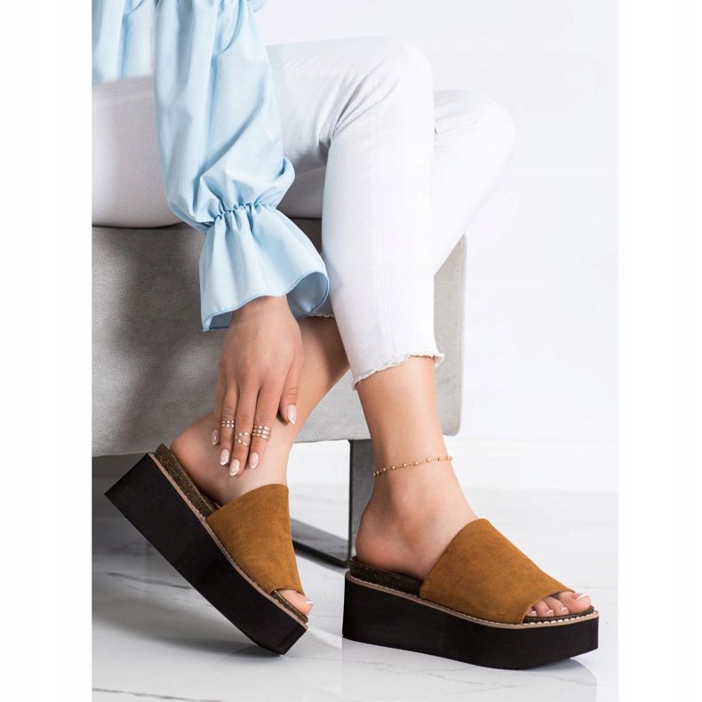 Corina Papuci pe o platformă înaltă maro 2