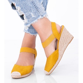 Espadrile galbene pe panica lui Louise 1 Espadrile galbene pe panica lui Louise 1
