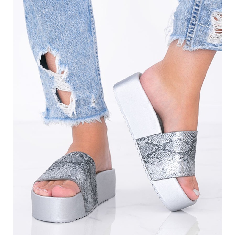 Papuci gri pe talpă groasă în modelul de piele de șarpe Crysta 1