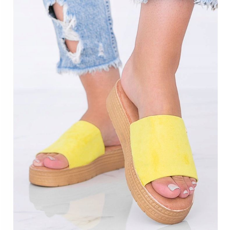 Papuci galbeni pe Dr. Martin 1