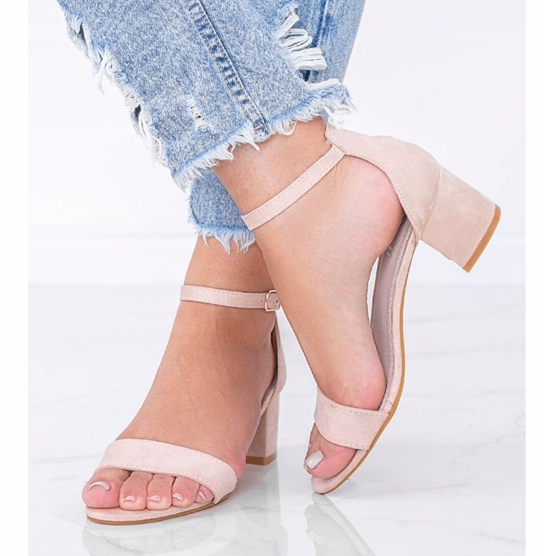 Sandale bej pe un post jos Atingerea ta 1