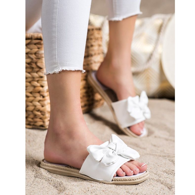 Small Swan Papuci din piele ecologică cu arc alb 1