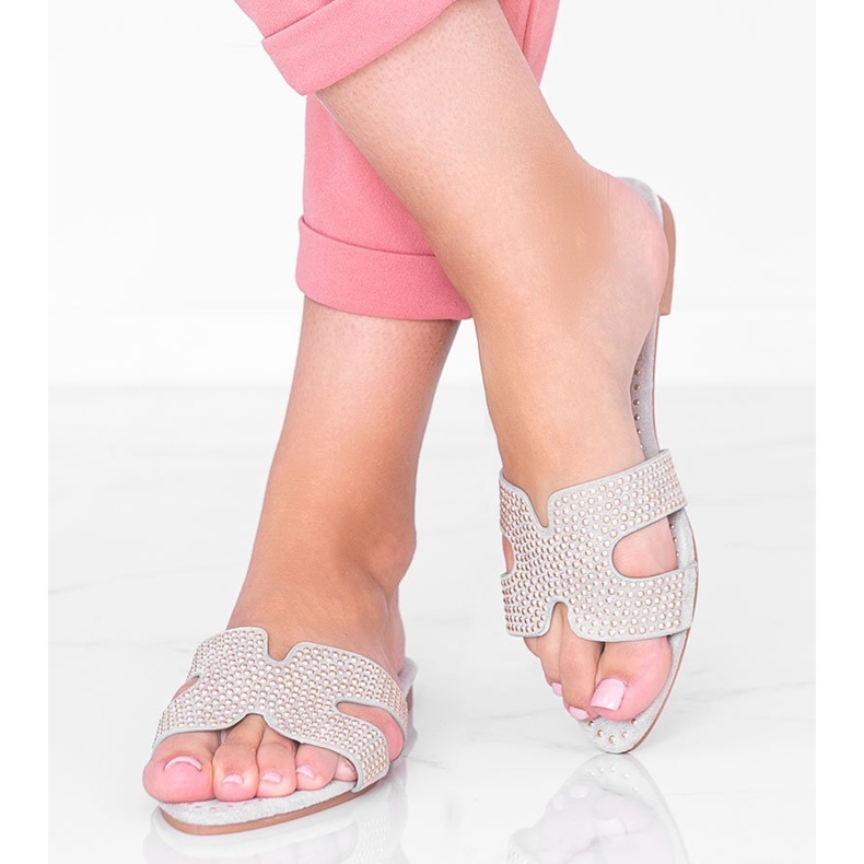 Papuci gri decorați cu știfturi rezistente 1