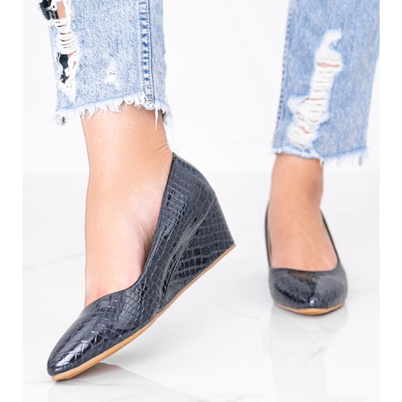 Pompele bej în model de piele de crocodil pe călcâiul cu pene Wildlife albastru 1