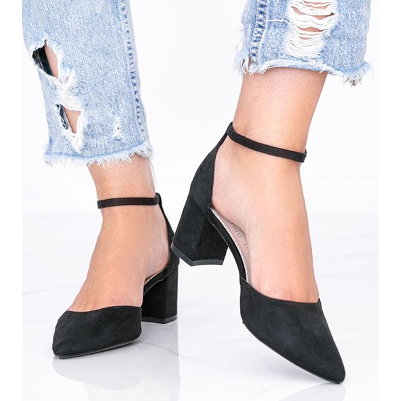 Pompele negre pe un post Gemma scăzut negru 1