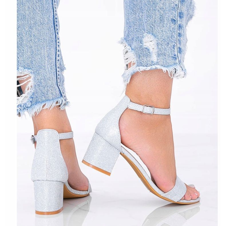 Sandale lucioase argintii pe un stâlp Malabo jos 1