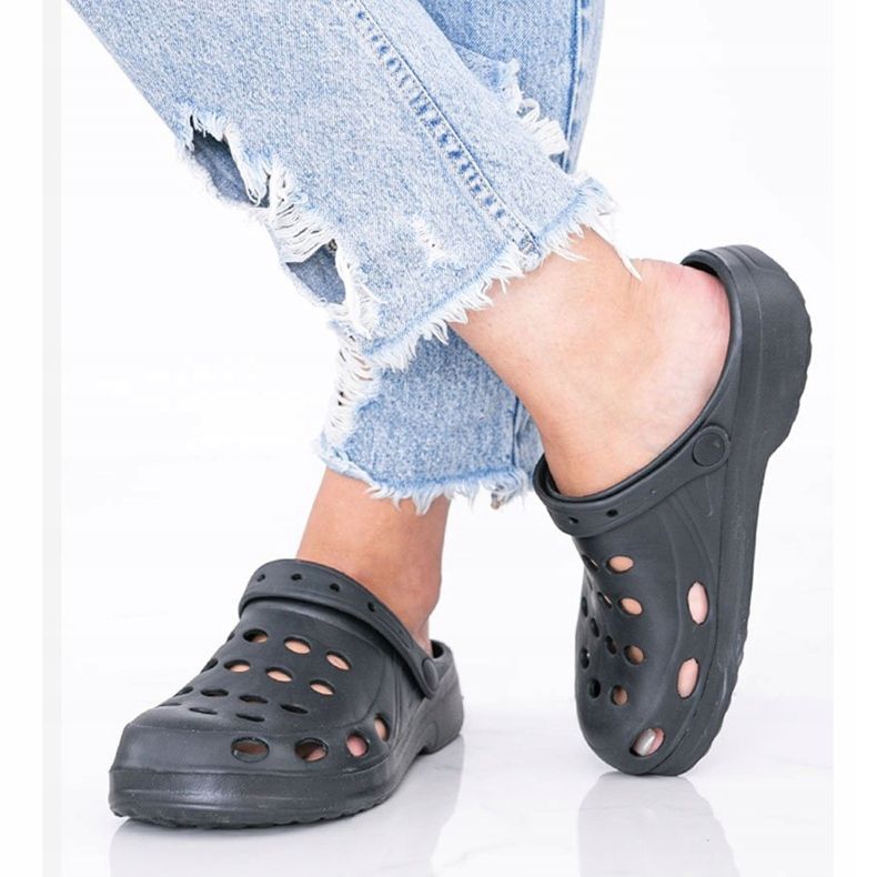 Papuci Karolinos de culoare neagră negru 1