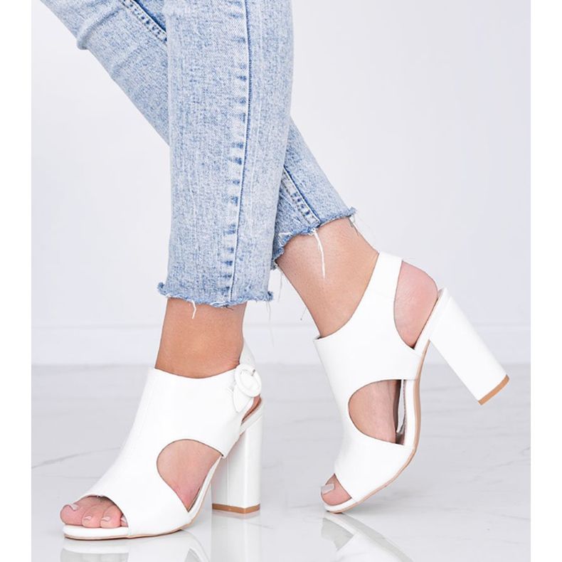 Sandale albe pe stâlpul Gally 1