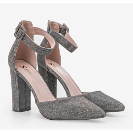 Pompele lucioase gri pe postarea Milei 1