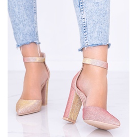 Pompele roz strălucitoare pe postarea Milei de aur 1