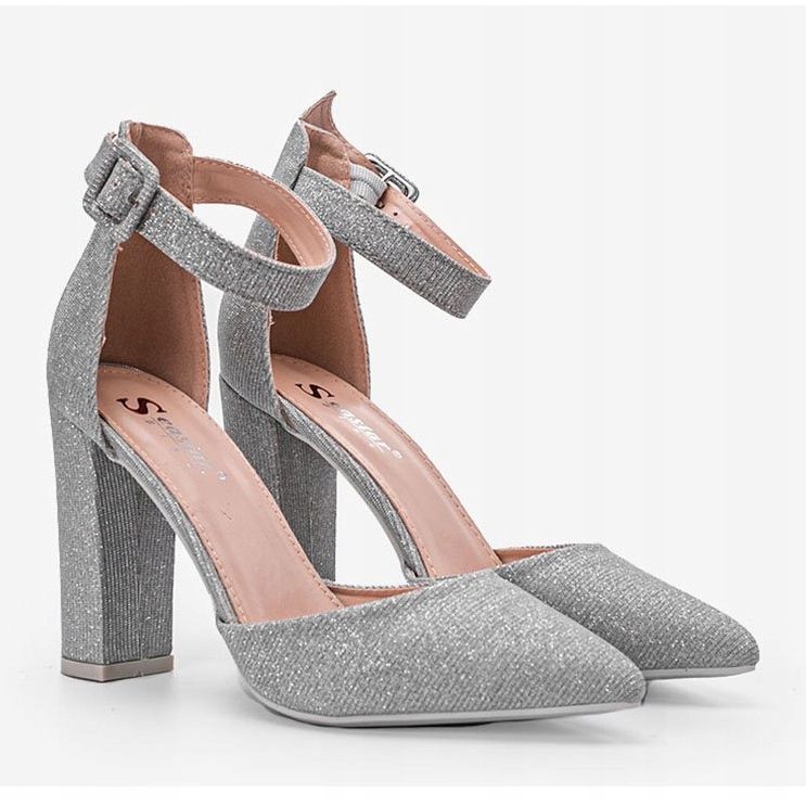 Pompele argintii strălucitoare pe postarea Milei 1