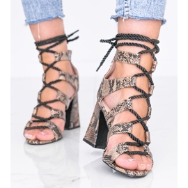 Motiv vesel din piele de șarpe în sandale bej 1