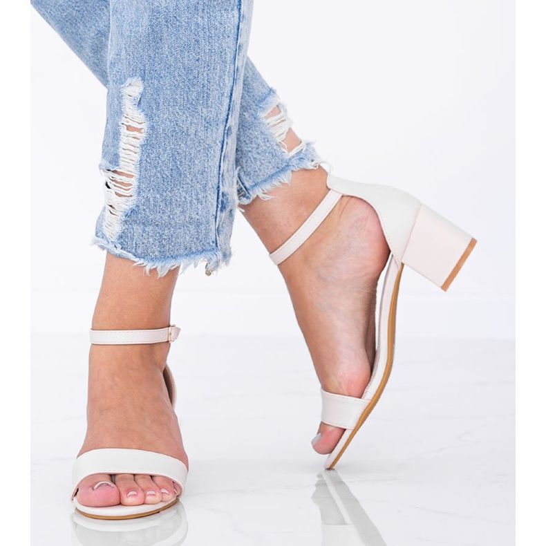 Sandale bej pe un stâlp sever Sever 1