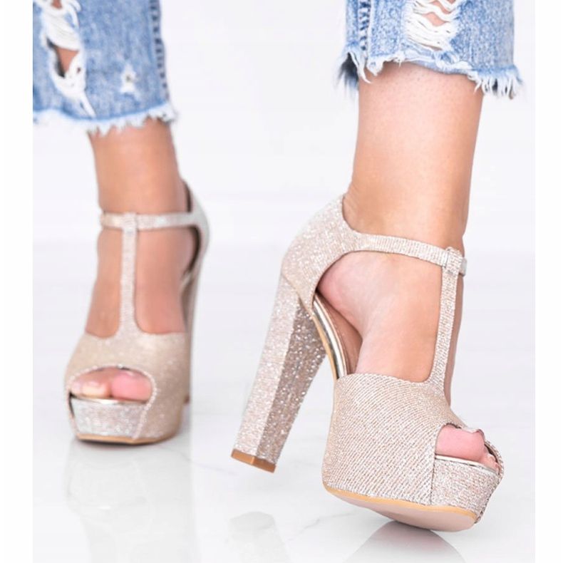 Pompele de aur strălucitoare pe stâlpul Elissa 1