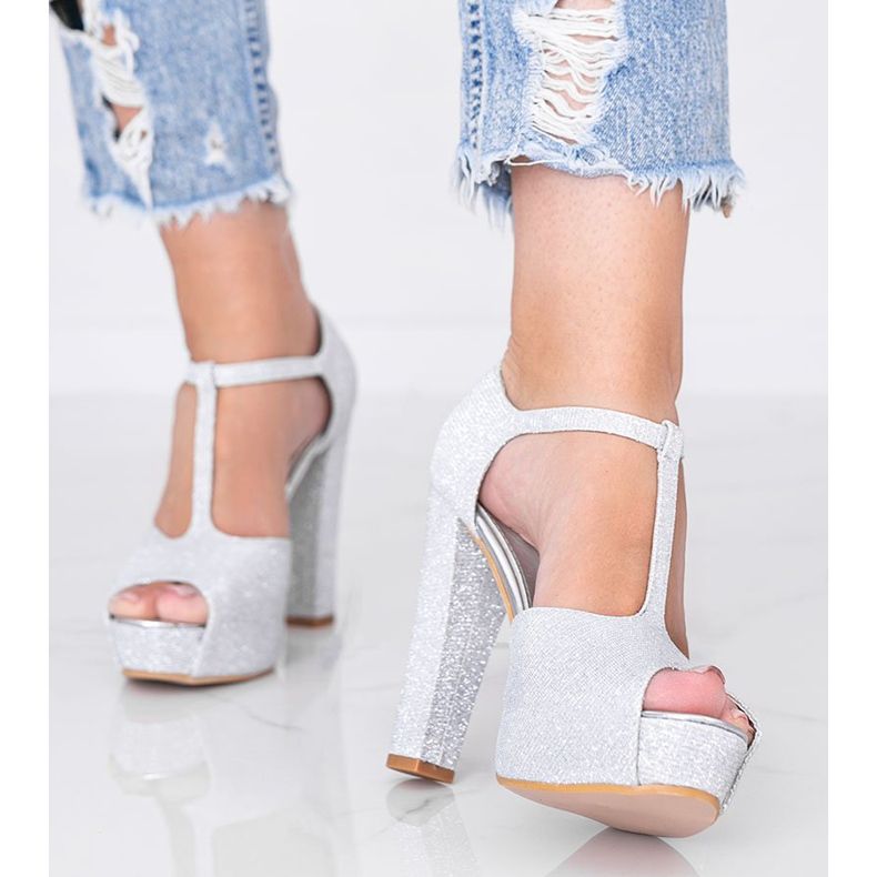 Pompe argintii strălucitoare pe stâlpul Elissa 1