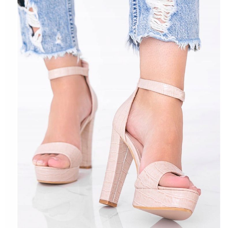 Sandale bej pe un post în motivul pielii de crocodil Avila 1 Sandale bej pe un post în motivul pielii de crocodil Avila 1