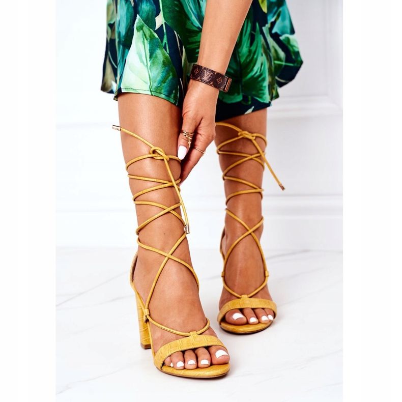 PS1 Sandale legate pe o bară galbenă de pasarelă 1