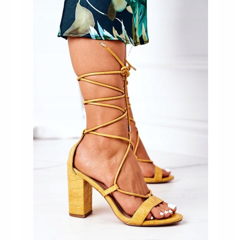 PS1 Sandale legate pe o bară galbenă de pasarelă 2