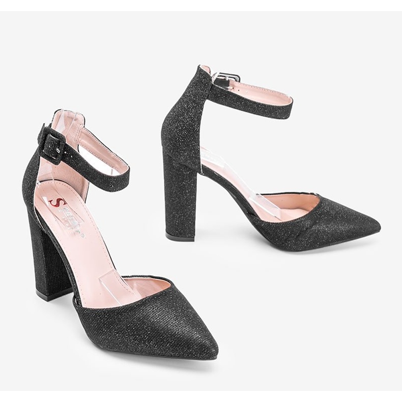 Pompele negre strălucitoare pe postarea Milei negru 1