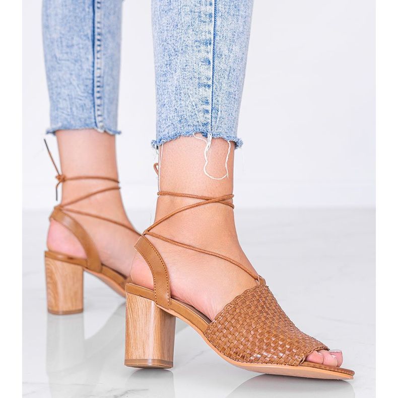 Sandale împletite maro pe stâlpul Estrella 1