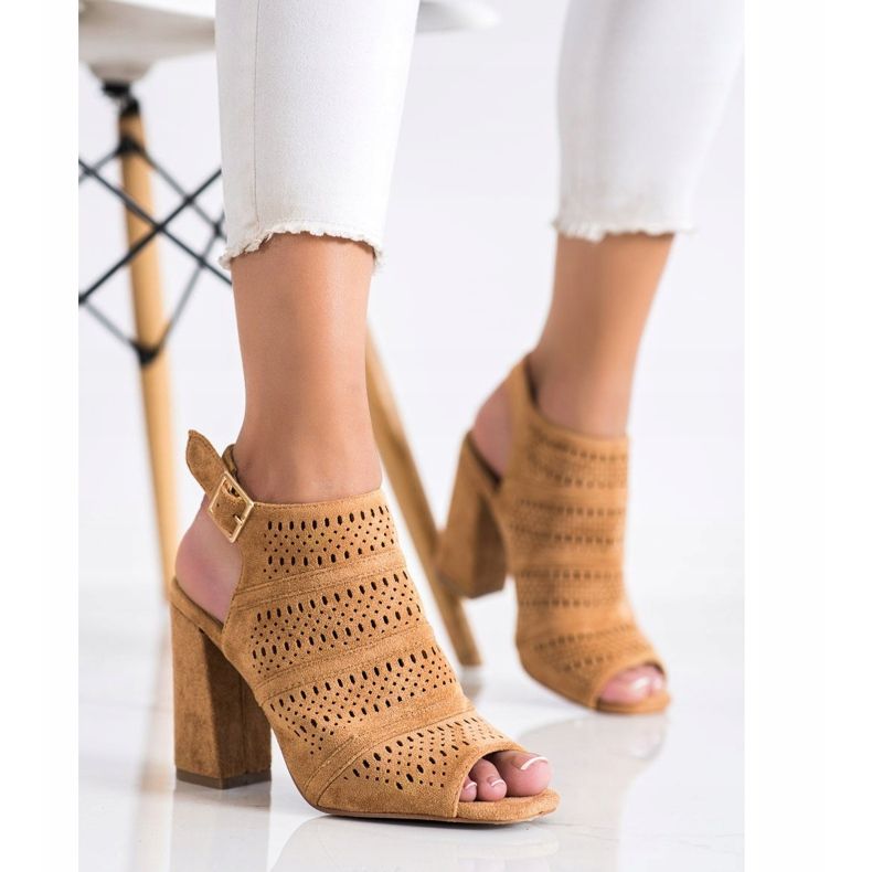 Renda Sandale ajurate pe un post maro 2