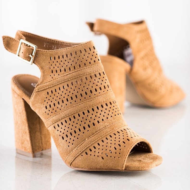 Renda Sandale ajurate pe un post maro 1