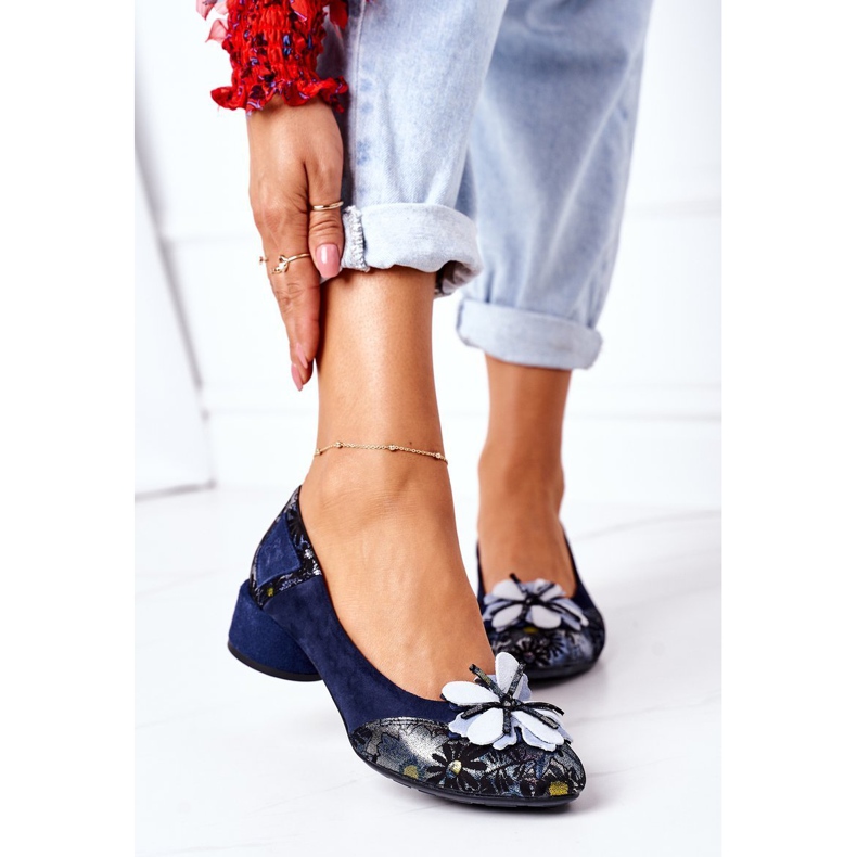 Pompe din piele de căprioară Maciejka 04835-17 Albastru marin cu flori 2