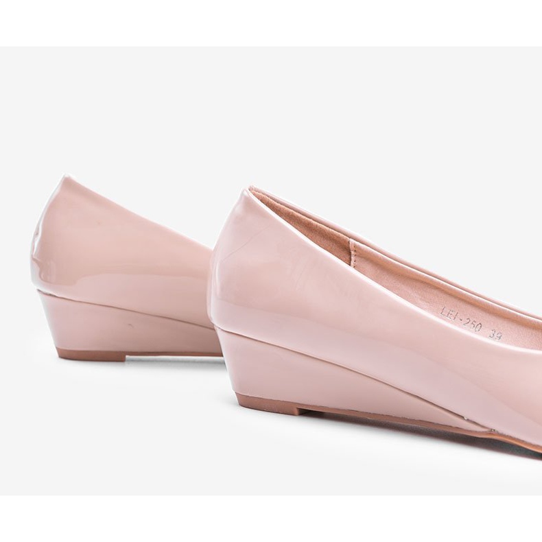 Pompele bej pe un toc cu toc mic Chantal 1