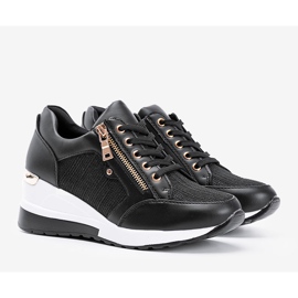 Adidași negri lucioși pe pană Momentul negru 1