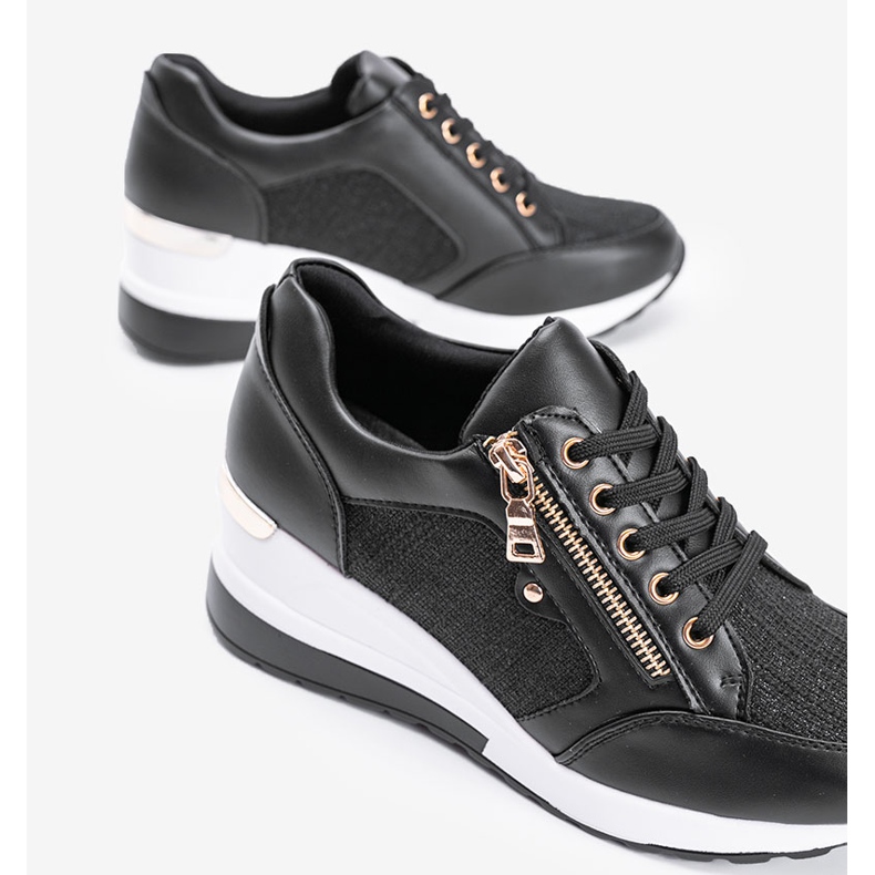 Adidași negri lucioși pe pană Momentul negru 2